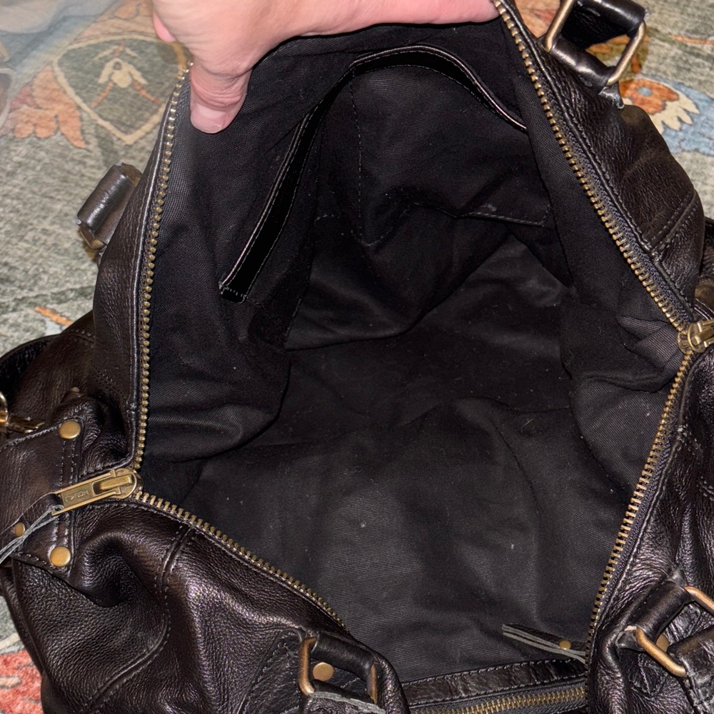 Elegant Black Leather Travel Bag - Picture 6 of 6